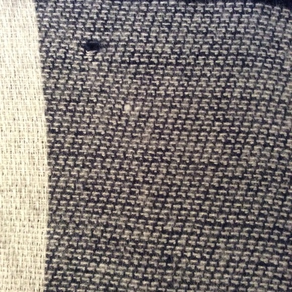 Navy & White Wool Blend Checkered Oversized Scarf! - Picture 3 of 5